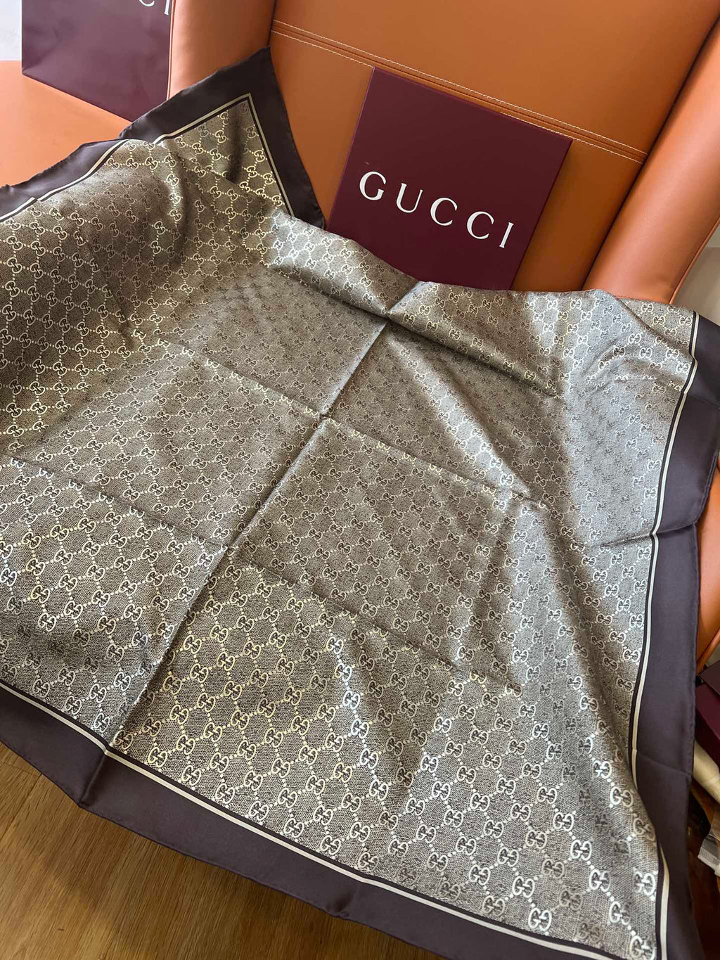 GUCCI 25S SCARF 90 IN SILK 697666