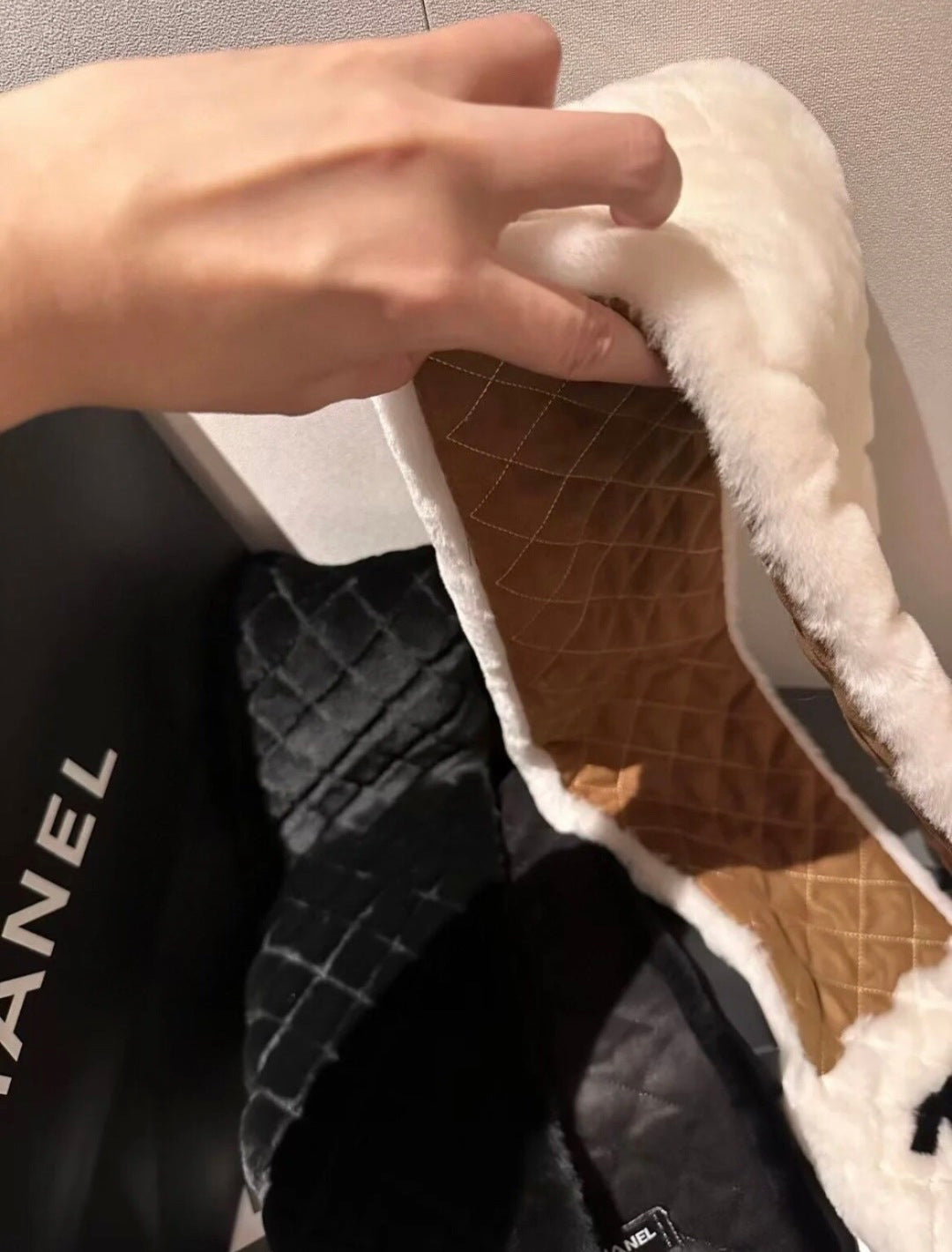CHANEL 25S SCARF 120 IN FAUX FUR 876357