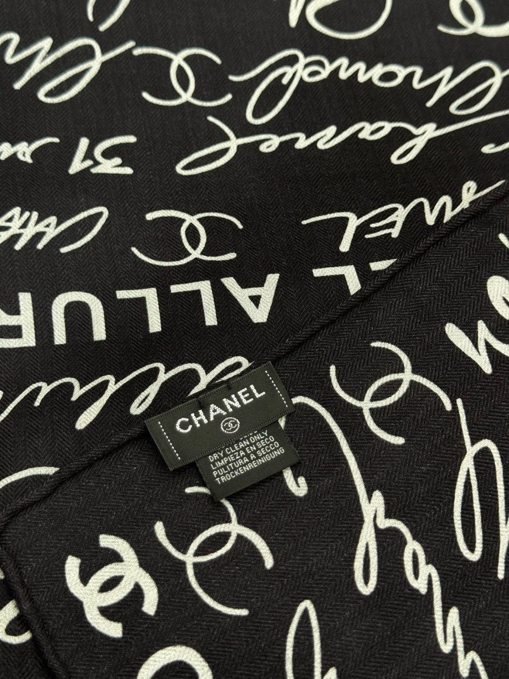 CHANEL 25S SCARF 135 CM IN CASHMERE SILK 943692