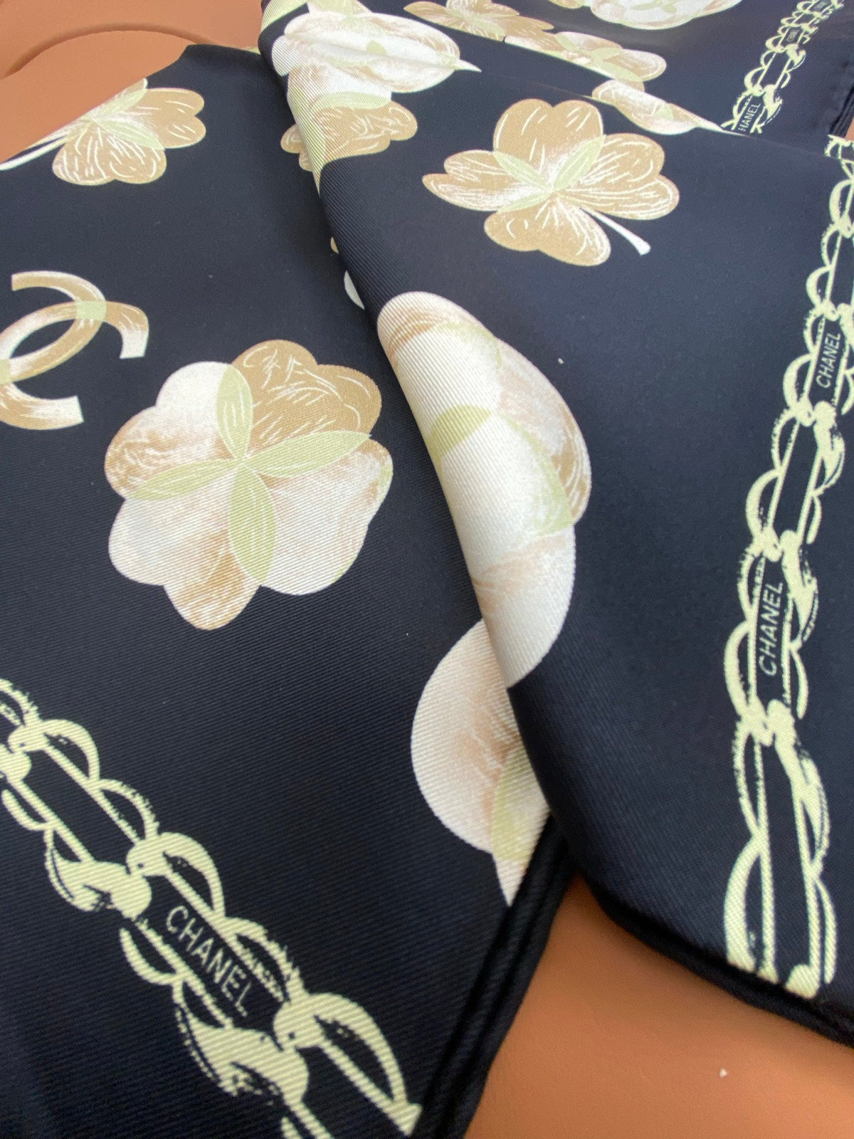 CHANEL 25S SCARF 90 IN SILK 703656