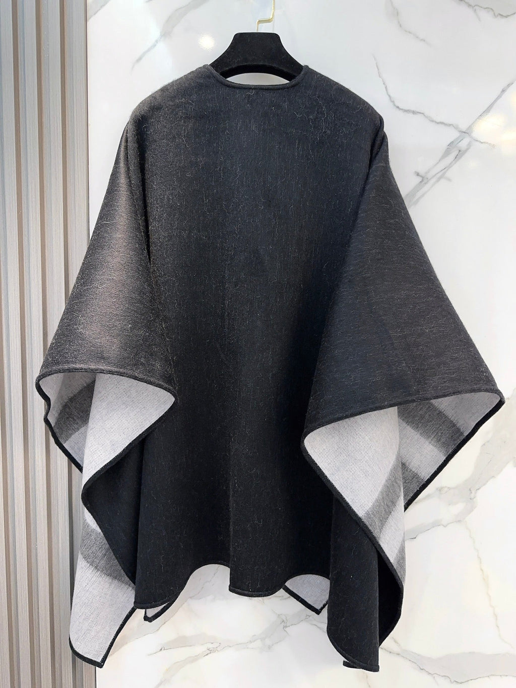 BURBERRY WOOL CAPE 140 CM BLACK AND LIGHT GRAY 394535