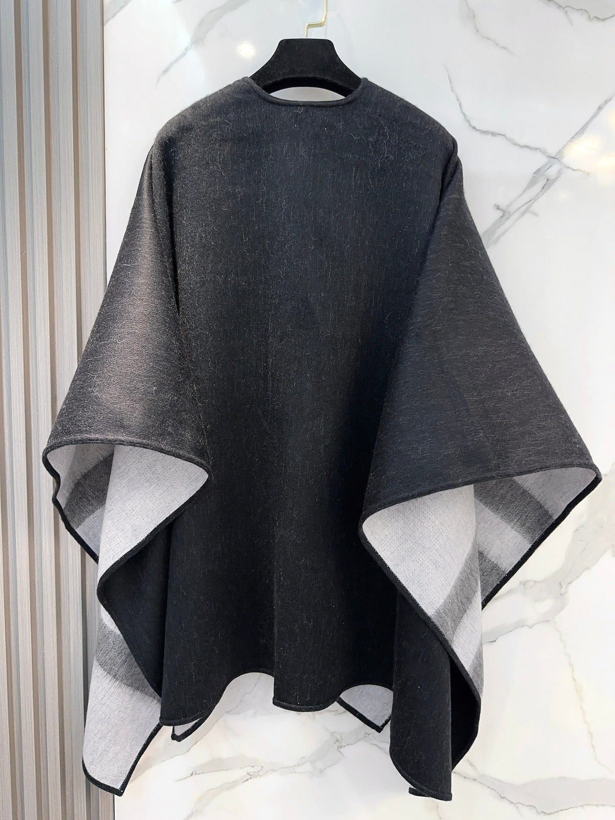 BURBERRY WOOL CAPE 140 CM BLACK AND LIGHT GRAY 394535