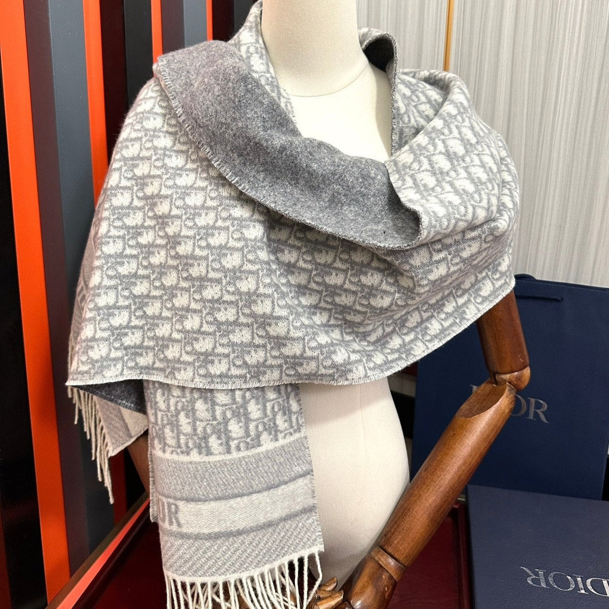DIOR OBLIQUE 190 CM SCARF IN LIGHT GREY TECHNICAL CASHMERE 415487