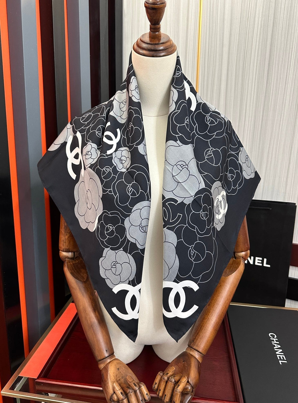 CHANEL 25S SCARF 90 IN SILK 738464