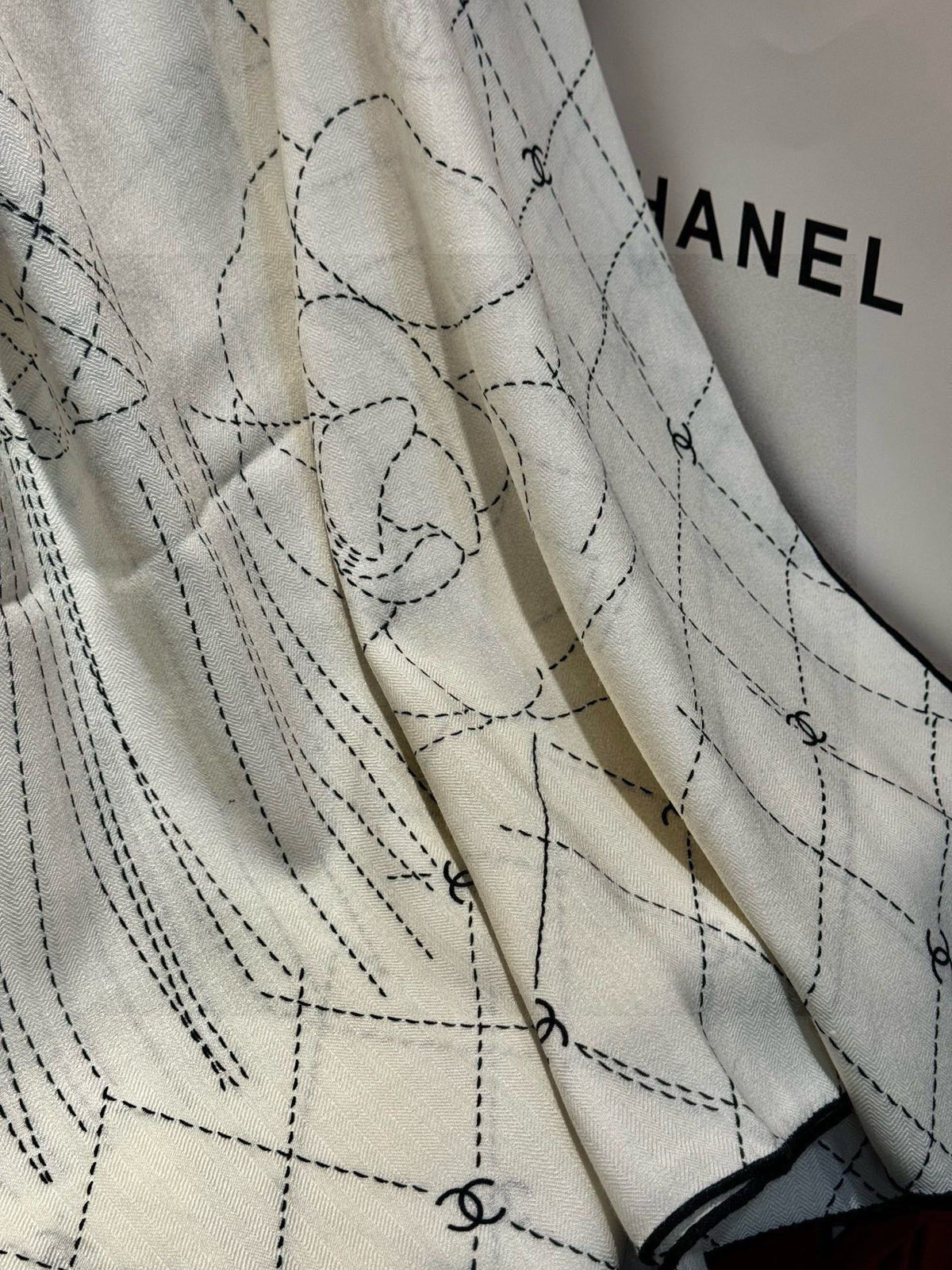 CHANEL 25S SCARF 140 IN SILK 735801