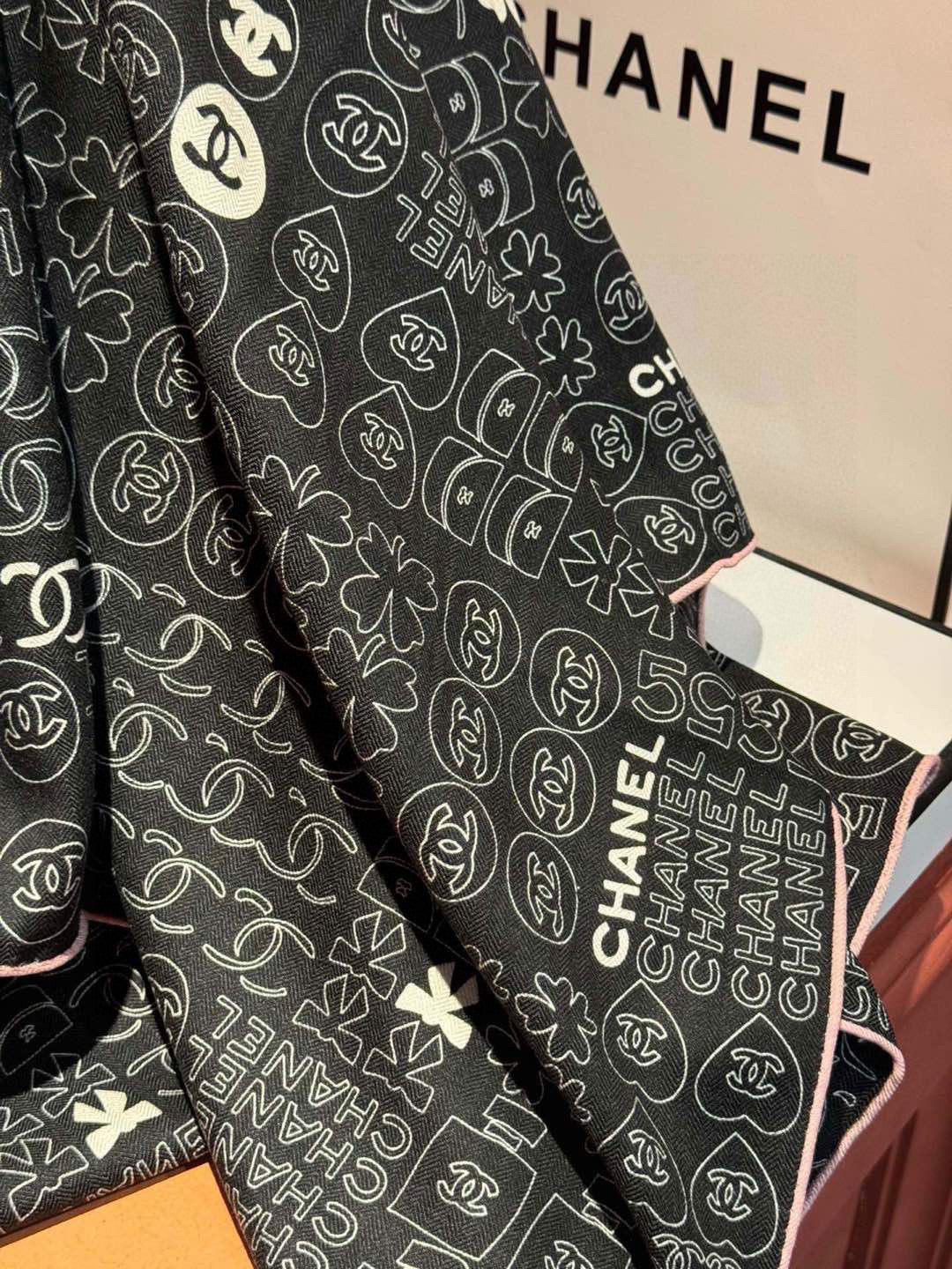 CHANEL 25S SCARF 110 IN CASHMERE SILK 738477