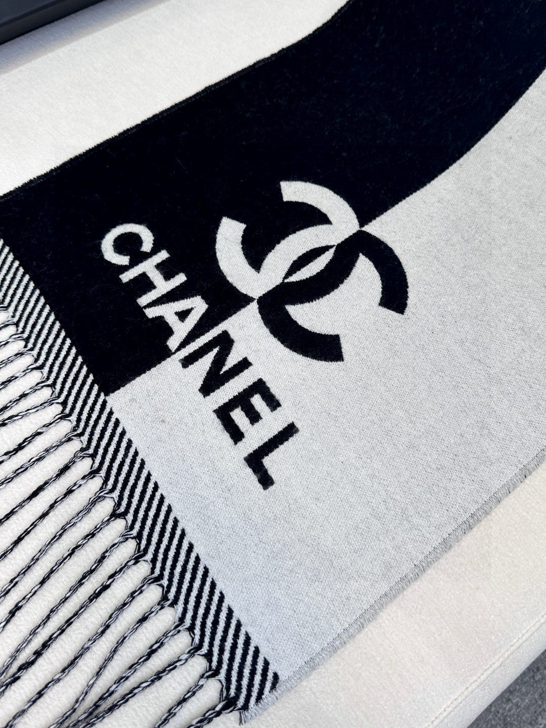 CHANEL 25S SCARF 184 IN MERINO WOOL 727324