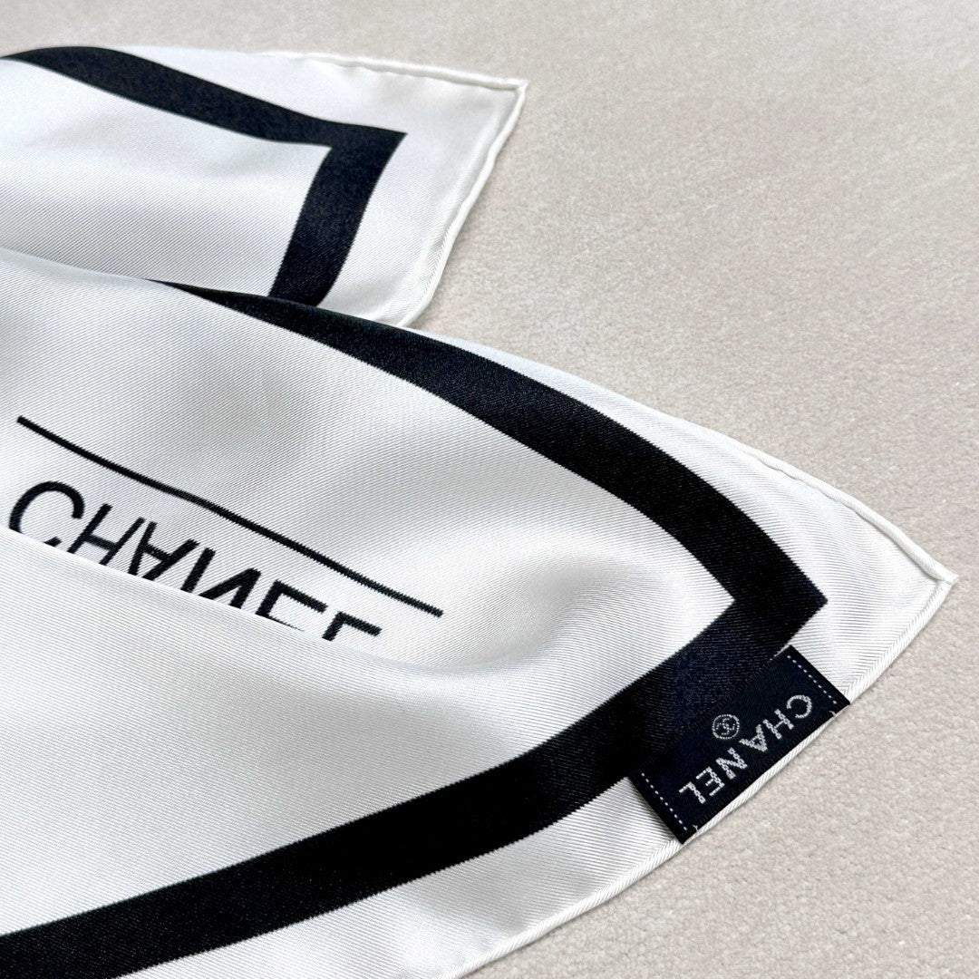 CHANEL 25S SCARF 90 IN SILK 732131